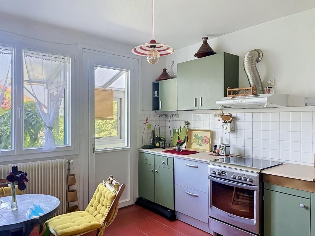 Cuisine aménagée avec accès au jardin