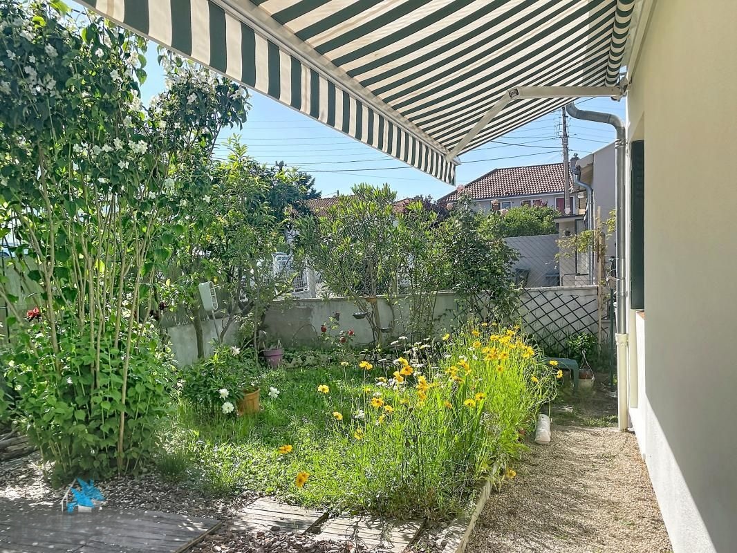 Jardin et extérieur de la maison de plain-pied à Vichy