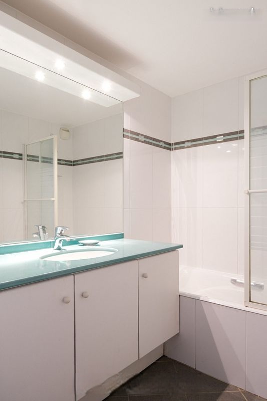 Salle de bains avec baignoire