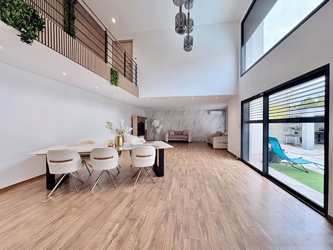 Salle à manger ouverte sur l’extérieur