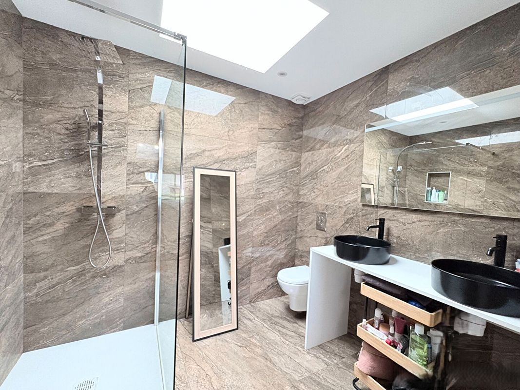 Salle d’eau avec douche à l’italienne