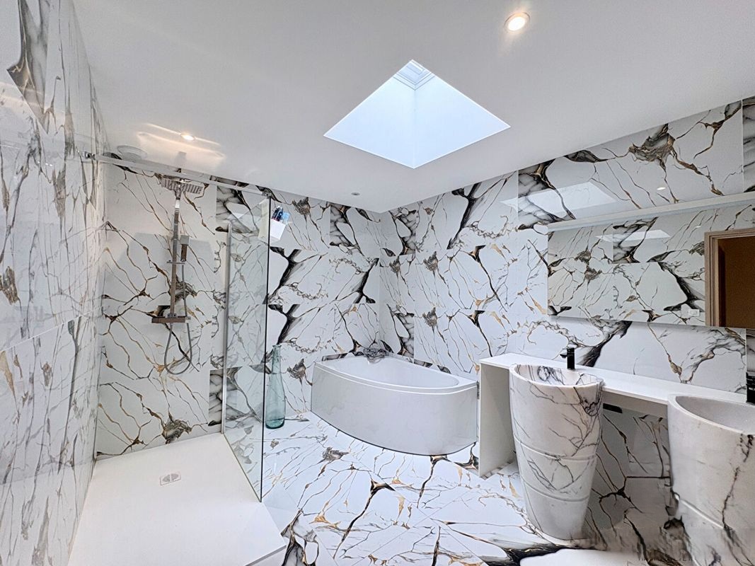 Salle de bains avec douche et baignoire