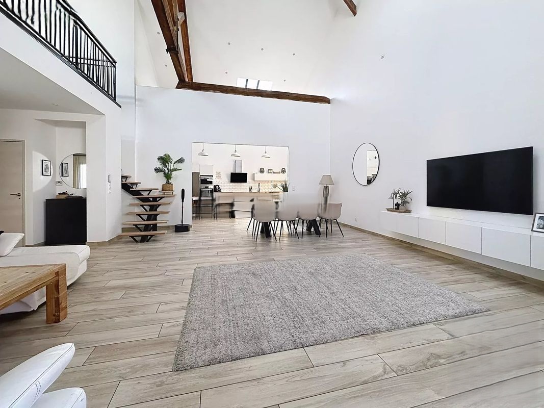 Séjour lumineux avec mezzanine