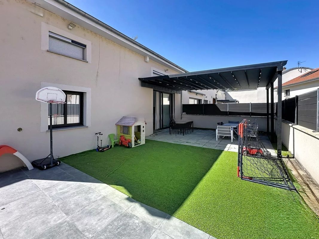 Terrasse avec pergola de la maison à Issoire